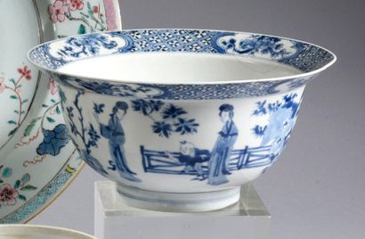 CHINE - EPOQUE KANGXI (1662 - 1722) 
Porcelain pot decorated in blue under cover...