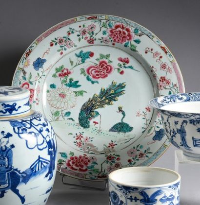 CHINE - Epoque YONGZHENG (1723 - 1735) 
Plat en porcelaine décorée en émaux polychromes...