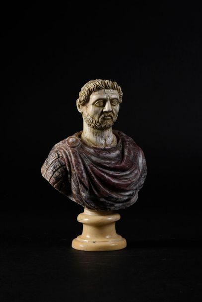  Buste d'empereur romain, composite, le buste drapé à l'antique en marbre brèche...
