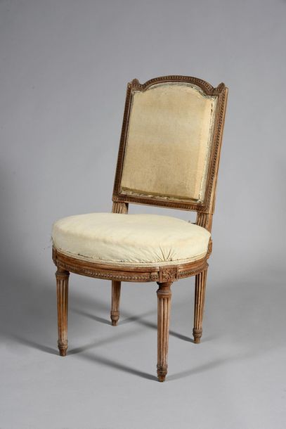 Georges JACOB. att à 
Élégante chaise en bois mouluré et sculpté de frises de feuilles...