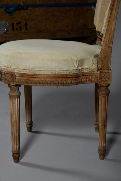 Georges JACOB. att à 
Élégante chaise en bois mouluré et sculpté de frises de feuilles...