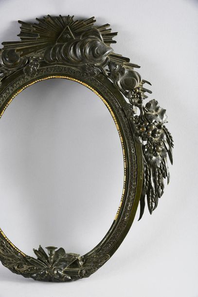 Atelier de Luigi VALADIER (1726 - 1785). 
Oval frame in finely chiselled bronze with...