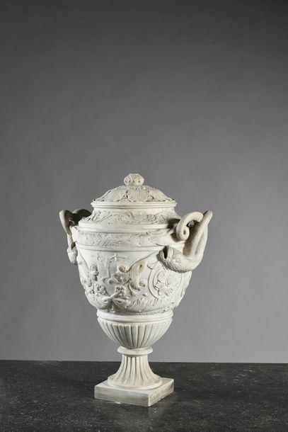 null Important vase couvert en marbre blanc très finement sculpté de forme balustre,...