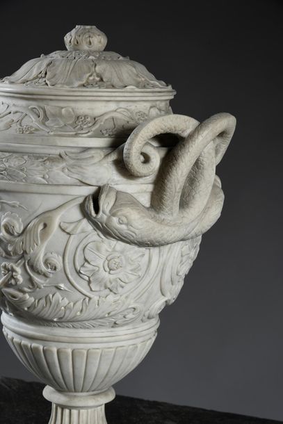 null Important vase couvert en marbre blanc très finement sculpté de forme balustre,...