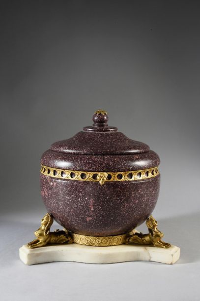 null Covered mortar in Egyptian porphyry, it rests on a tripod base, bronzes with...
