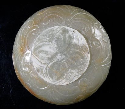 null Important Indian flared bowl in rust veined celadon jade with polylobate rim...
