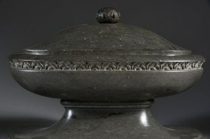 null Vase navette couvert en jaspe gris, la corps orné d'une frise néogothique, le...