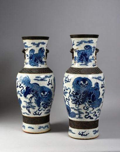 Nankin. 
Importante paire de vases en grès craquelé de forme balustre à décor de...