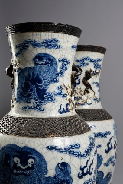 Nankin. 
Importante paire de vases en grès craquelé de forme balustre à décor de...