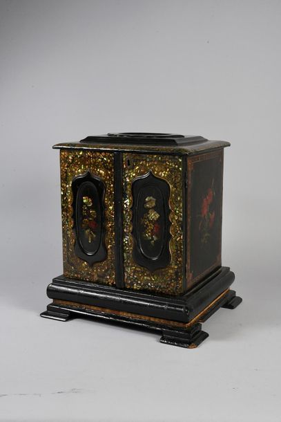null Cabinet serre-bijoux en bois laqué noir et polychrome et incrustations de burgau,...