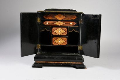 null Cabinet serre-bijoux en bois laqué noir et polychrome et incrustations de burgau,...