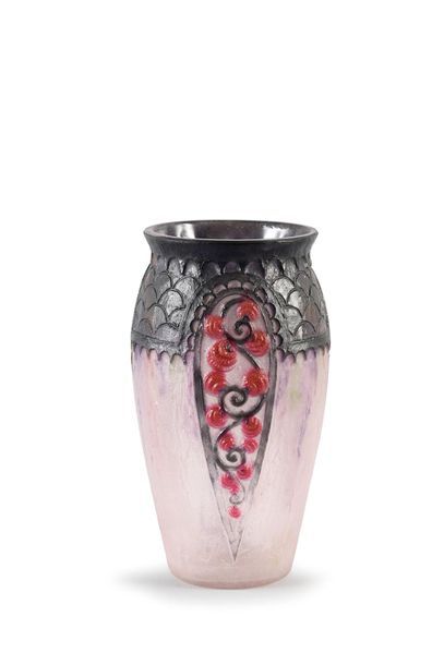 Gabriel ARGY-ROUSSEAU (1885-1953) Primevères, modèle crée en 1925. Vase en pâte de...