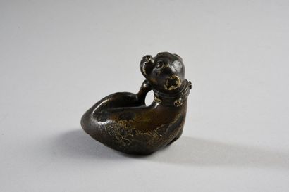  Rare bronze figurant un chien portant un collier à grelots et se grattant l'oreille....