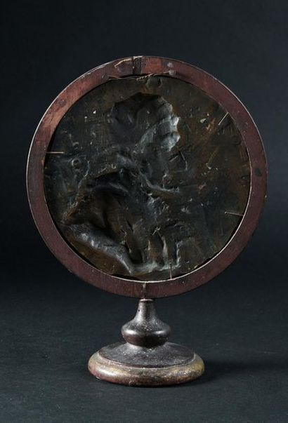 null Plaque en bronze ciselé et doré, représentant le profil du Pape Innocent XI...