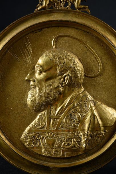  Plaque en bronze ciselé et doré représentant une figure de Saint en buste de profil...