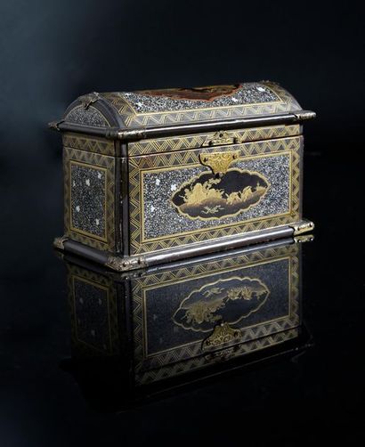  Rare coffre miniature en laque Namban.de forme rectanguaire à couvercle bombé décoré...