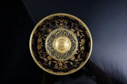  Encrier en laque du Japon et bronze doré, constitué d'une large soucoupe, le corps...