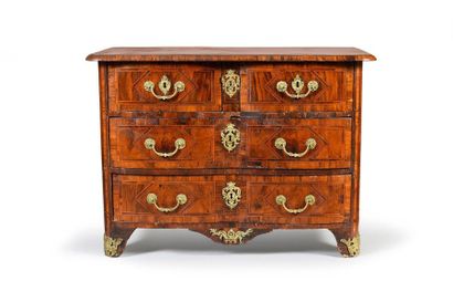 null Chest of drawers in walnut veneer and fruit wood, the front slightly crossbow...