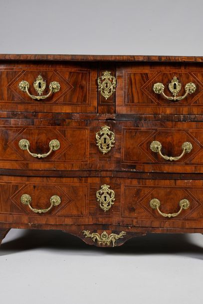  Chest of drawers in walnut veneer and fruit wood, the front slightly crossbow shaped,...