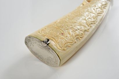 null Carved ivory powder flask, mouthpiece and flap in silver 800°°, in the shape...