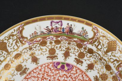 null Plat creux en porcelaine de Meissen du XVIIIe siècle.
Circa 1725-30, marque...