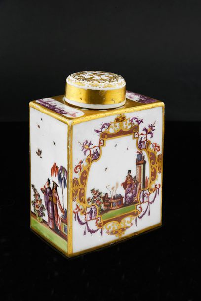 null Tea box and its lid in Meissen porcelain of the 18th century.
Circa 1735, gilder's...