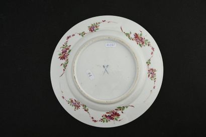 null Deux assiettes en porcelaine de Meissen du XVIIIe siècle.
Circa 1725-30, marques...