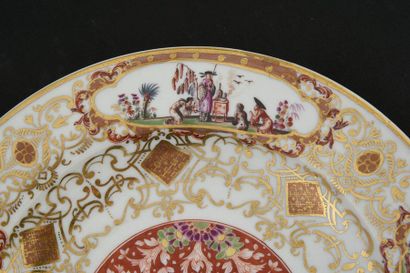  Assiette creuse / plateau de terrine en porcelaine de Meissen du XVIIIe siècle....