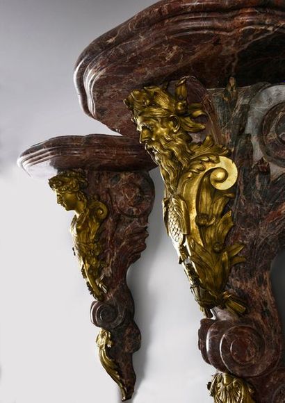  Spectaculaire paire de consoles d'applique en marbre brèche veiné et bronze doré,...