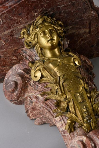  Spectaculaire paire de consoles d'applique en marbre brèche veiné et bronze doré,...
