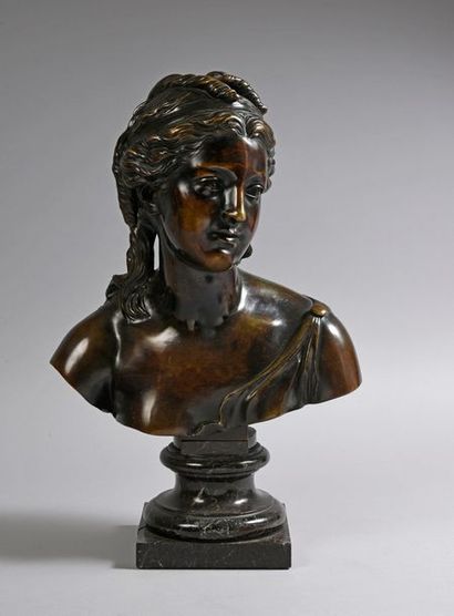  Buste de jeune femme Bronze à patine brun nuancé monogrammé au dos. Socle en marbre...