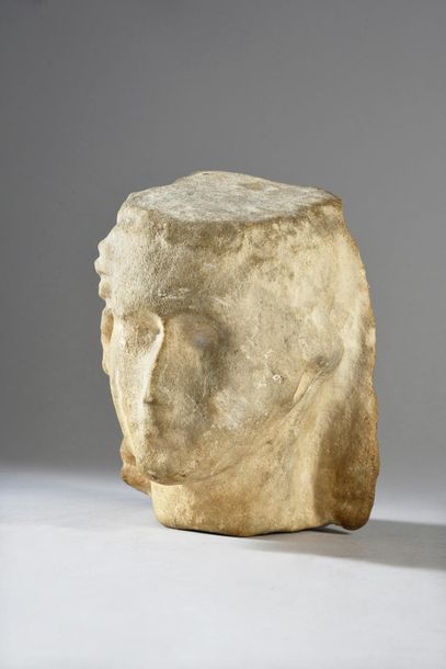 GRECE. Tête de femme en marbre. (Usures). Epoque Antique. H.: 17 cm. Provenance:...