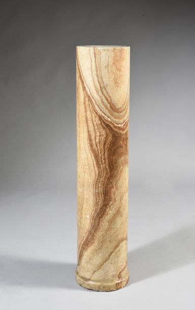 null Half-column in Egyptian onyx.
Height: 98 cm, width: 20.5 cm