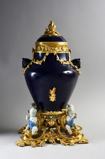 FONTAINE A PARFUM In chased and partly gilded...