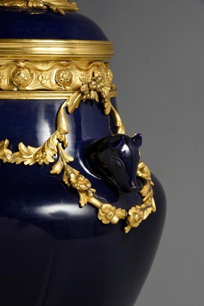  FONTAINE A PARFUM En bronze ciselé et doré en partie associée, porcelaine bleue...