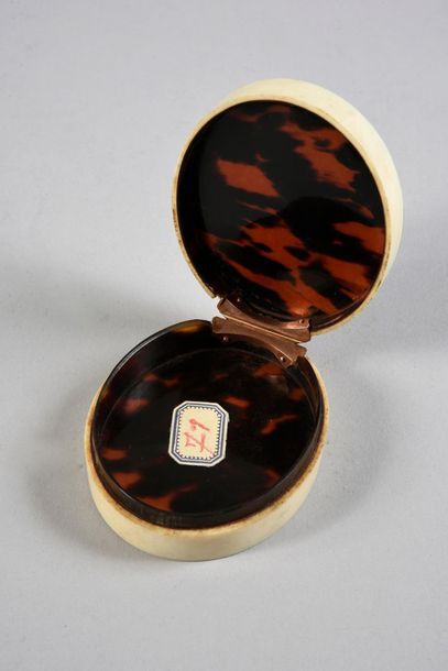 Peter I PAILLOU (1745-1806) 
Ivory box lined with red tortoiseshell, the lid adorned...