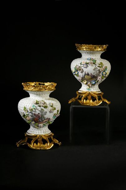 SAXE, Manufacture de Meissen Paire de vases Maiblumen. Les vases vers 1740-1745....