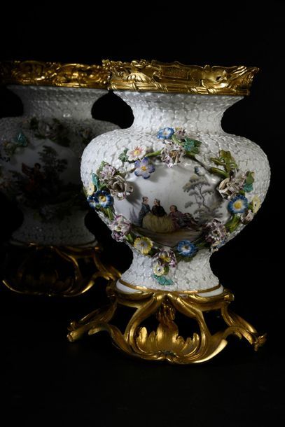 SAXE, Manufacture de Meissen Paire de vases Maiblumen. Les vases vers 1740-1745....