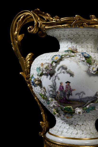 SAXE, Manufacture de Meissen 
Vase Maiblumen.
Le vases vers 1740-1745.(petits accidents).
Monture...