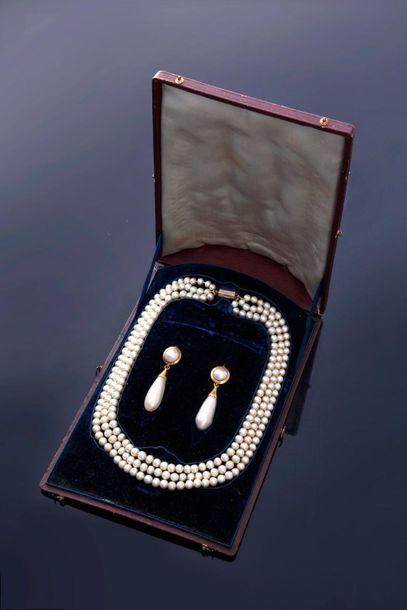 null Set consisting of a pair of 750th gold fisharde and imitation pear pearls, accompanied...