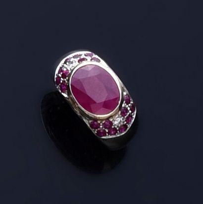 null 750e white gold ring with a 4.28 ct oval ruby set with 18 round rubies and two...