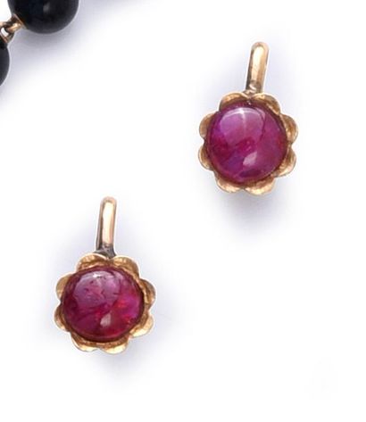 null Pair of ear clips in 750e gold, adorned with round ruby cabochon in a scalloped...