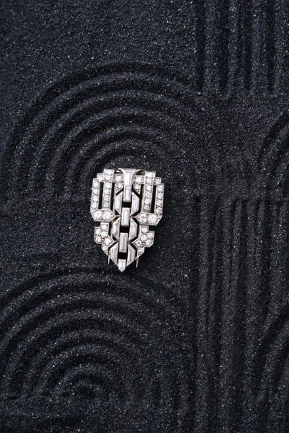 null Lapel clip in platinum 850e, with geometric motif set with brilliant-cut diamonds,...