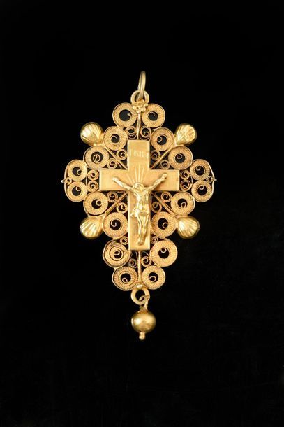 Croix en or 750e appliquée sur fond d'un...