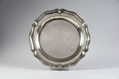 null Très grand plat en argent, polylobé à bord chantourné.
Paris 1731-1732.
Taille,...