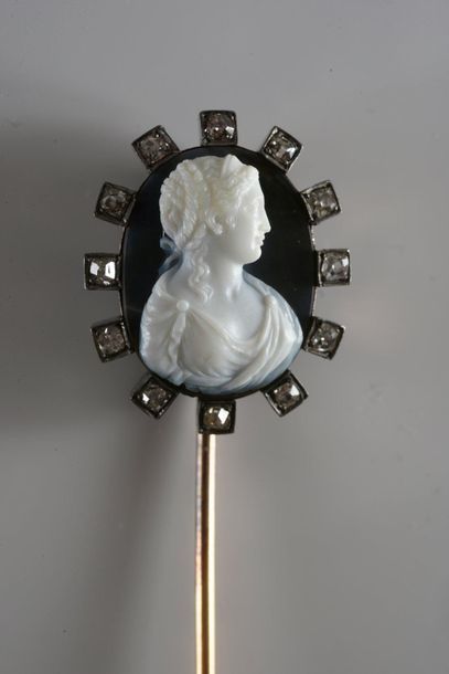 null 750th gold pin decorated with a multilayered agate cameo depicting a woman's...