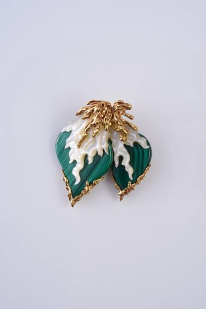 CHAUMET Brooch-pendant with a motif of two leaves in malachite and engraved mother-of-pearl...