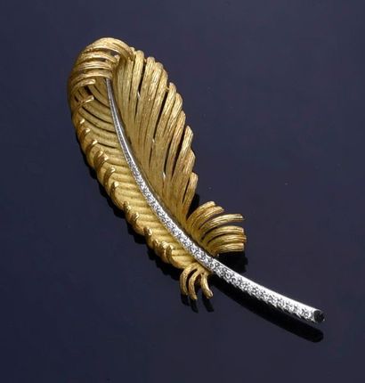null Feather brooch in 750e gold, decorated with a line of 8-8 diamonds set on 850e...