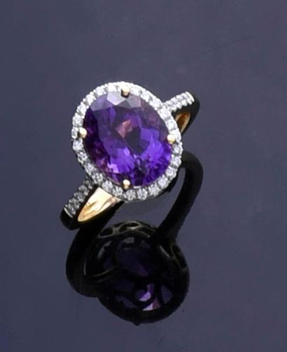 null 750th gold ring with an oval amethyst in a brilliant setting.
Gross weight:...