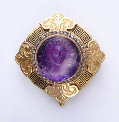 null Brooch in 750th gold decorated with an amethyst cameo with a bacchante figure...